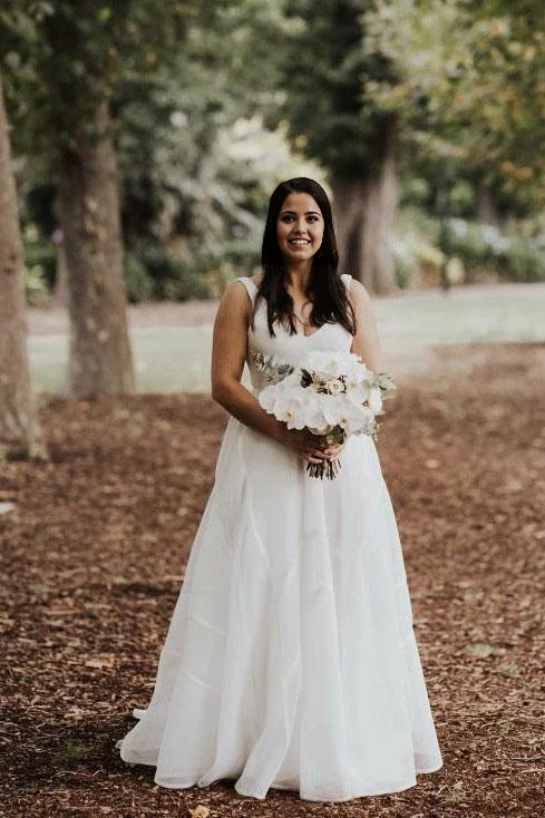 Vestidos de novia largos color marfil con escote en V, sencillos y elegantes.